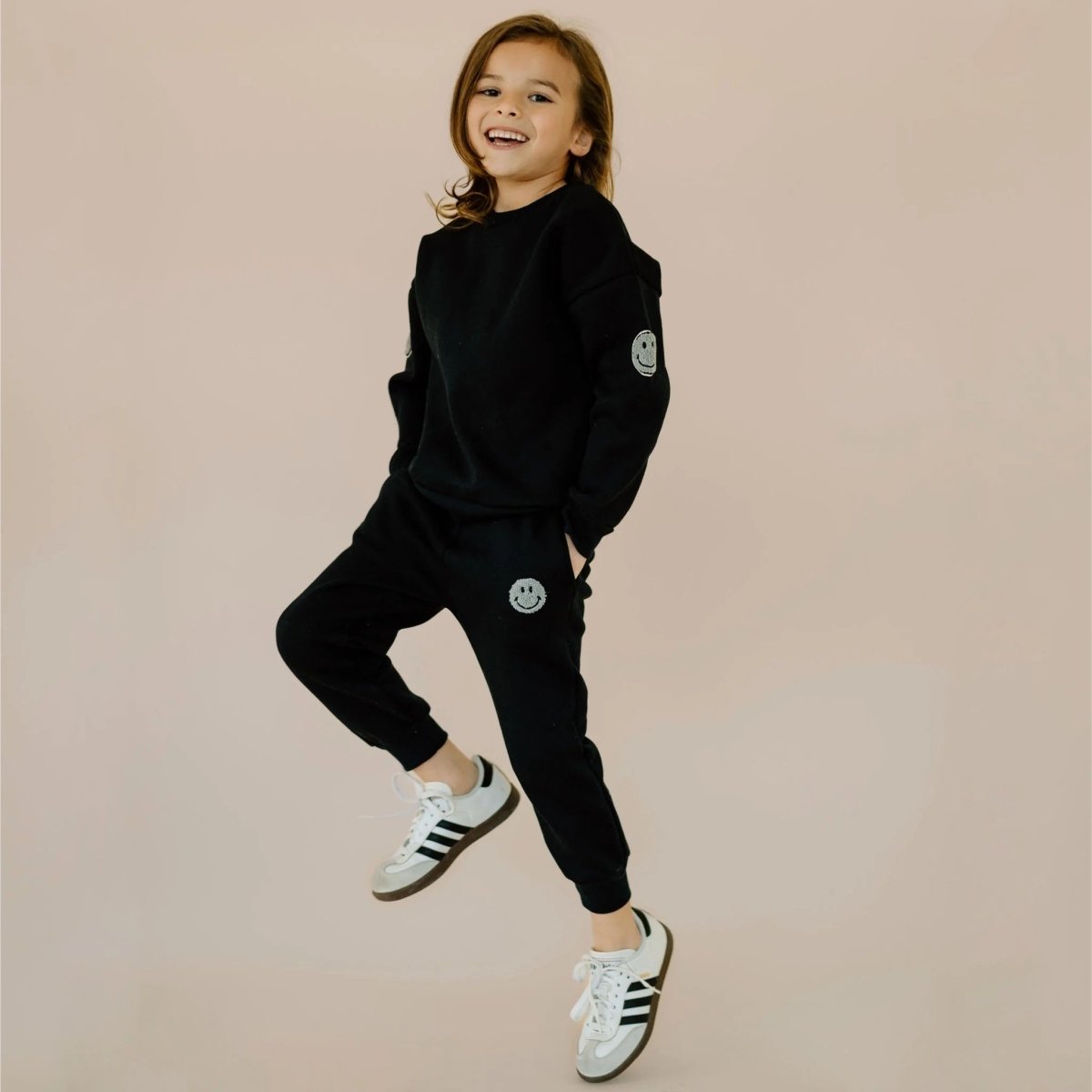 SMILEY FACE PATCH SWEATSHIRT AND SWEATPANTS SET (PREORDER) - PETITE HAILEY