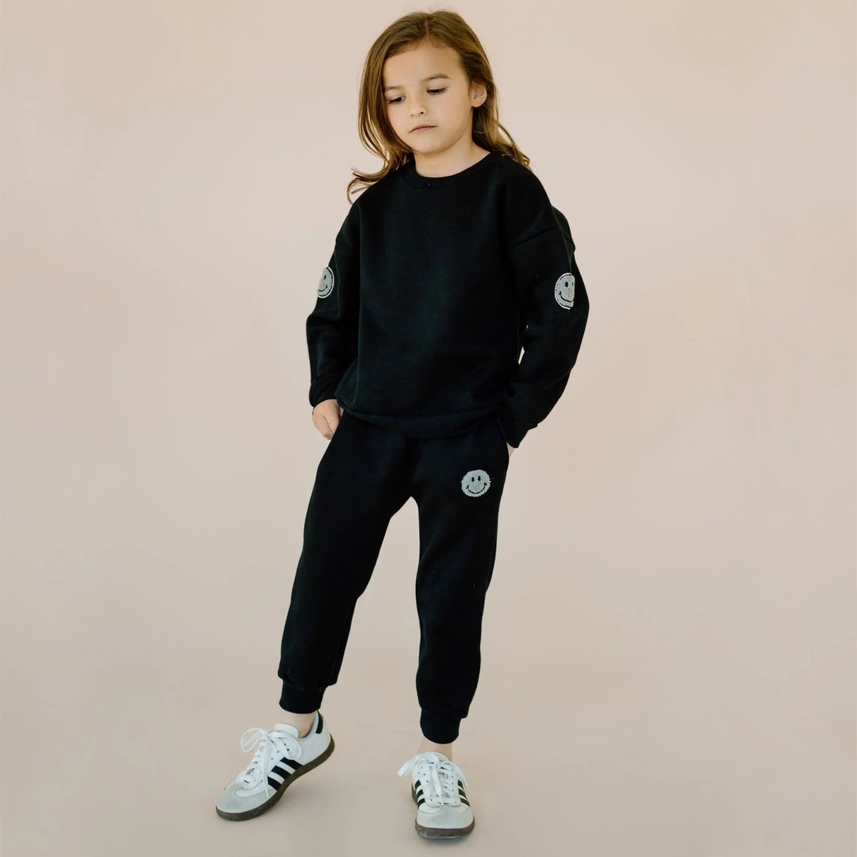 SMILEY FACE PATCH SWEATSHIRT AND SWEATPANTS SET - SET